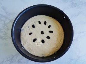 把巧釜电饭煲的甑子拿出来，铺入一张硅油纸接着把面糊倒入。