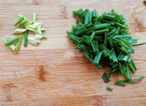 首先把小葱洗净，把葱白和葱花切好备用。