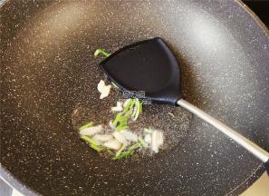 热锅倒油，升温后把蒜瓣片和葱白放入爆香。