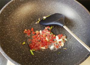 把小腊肠切成小丁，倒入锅中热油翻炒变色。