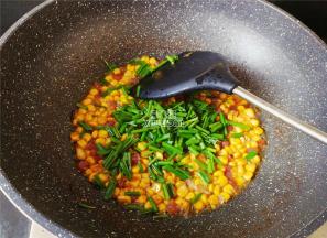 最后倒入少许清水加盖煮沸，撒入葱花翻炒下即可出锅了。