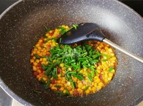 最后倒入少许清水加盖煮沸，撒入葱花翻炒下即可出锅了。