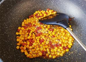 接着把玉米粒倒入放入翻炒出香味，倒入盐和生抽调味。