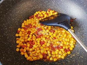 接着把玉米粒倒入放入翻炒出香味，倒入盐和生抽调味。