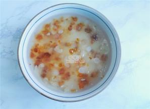 首先把桃胶，雪燕，皂角米放入碗中，注入清水泡发，时间8小时。