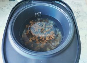 把内胆装入电饭煲中，这个电饭煲还有个甑子，煮汤时候要拿掉的。