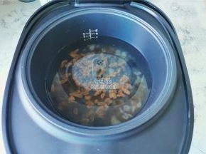 把内胆装入电饭煲中，这个电饭煲还有个甑子，煮汤时候要拿掉的。