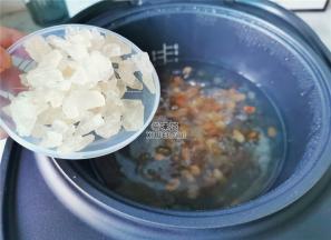 煮沸后煮熟，倒入老冰糖，搅拌下，加盖焖至下，融化后就可以起锅了。