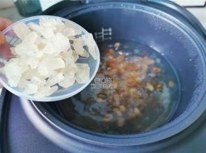 煮沸后煮熟，倒入老冰糖，搅拌下，加盖焖至下，融化后就可以起锅了。