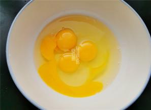 首先把鸡蛋磕入大碗中，方便搅拌。