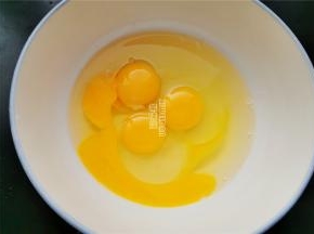 首先把鸡蛋磕入大碗中，方便搅拌。