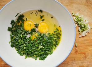 把小葱洗净，把葱花和葱白切好，先把葱花放入碗中跟鸡蛋，盐搅拌均匀。