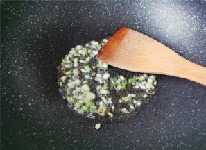 热锅倒入适量油，升温后，把葱白放入爆香。