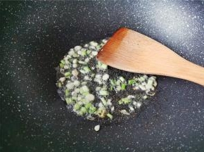 热锅倒入适量油，升温后，把葱白放入爆香。
