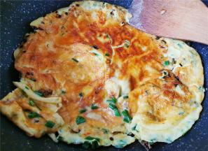 鸡蛋一面变的微黄出香味，就立马反面过里继续煎制，两面微黄，中间无蛋液就可以起锅了。