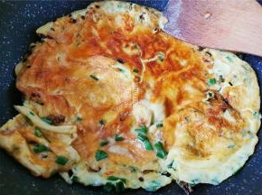 鸡蛋一面变的微黄出香味，就立马反面过里继续煎制，两面微黄，中间无蛋液就可以起锅了。