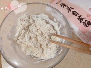 馒头自发粉加入110g水，用筷子搅成絮状。
注：如果用普通中筋粉需加酵母，先用温水+酵母搅匀再倒入面粉里。
