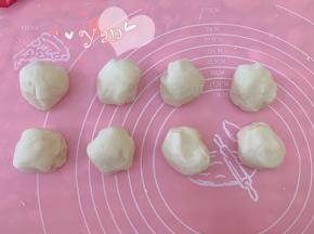 把面团揉匀分成8份。