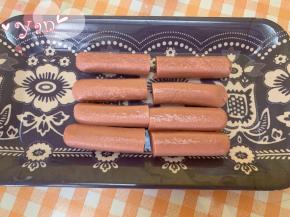 鸡肉肠对半切开。