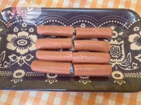 鸡肉肠对半切开。