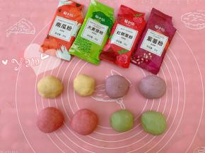 分别加入适合的南瓜粉、红甜菜粉、大麦苗粉、紫薯粉与面团揉匀。