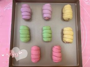 用长面条缠绕在香肠上。