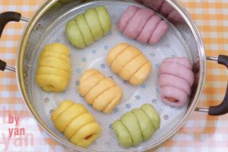 蒸锅放冷水，放入香肠包，大火烧开，转中火蒸10分钟，关火焖5分钟即可出锅。