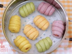 蒸锅放冷水，放入香肠包，大火烧开，转中火蒸10分钟，关火焖5分钟即可出锅。