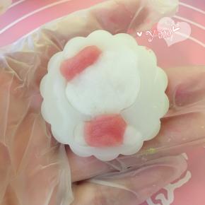 戴上一次性手套，先取一点面团做kitty。