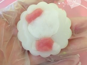 戴上一次性手套，先取一点面团做kitty。