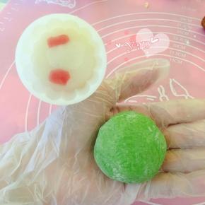 另一个面团揉圆、按扁，将馅料放入，包紧、收口、搓圆。