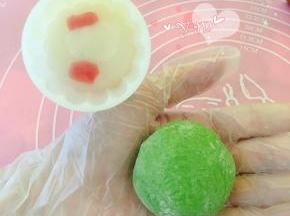 另一个面团揉圆、按扁，将馅料放入，包紧、收口、搓圆。