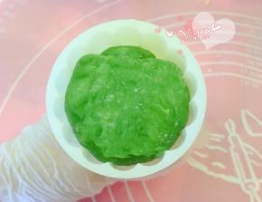 放入模具里压模成型。