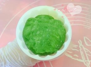 放入模具里压模成型。