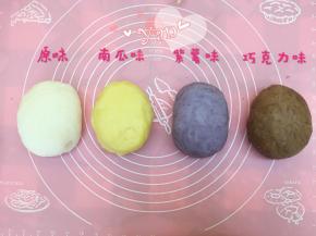 冰皮月饼粉加抹茶粉、南瓜粉、紫薯粉、可可粉可调成几种颜色的面团。