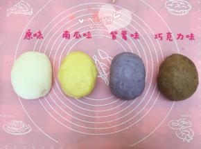冰皮月饼粉加抹茶粉、南瓜粉、紫薯粉、可可粉可调成几种颜色的面团。