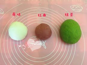 做好的面团盖上保鲜膜放入冰箱冷藏1小时再使用。