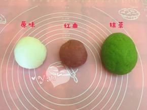 做好的面团盖上保鲜膜放入冰箱冷藏1小时再使用。