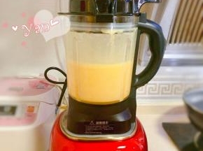 鸡蛋、细砂糖、咸蛋黄、椰浆、牛奶全部倒入破壁机，搅打至细腻无颗粒的状态。