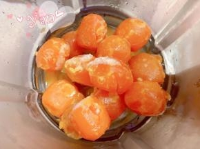 咸蛋黄喷少许白酒隔水蒸熟。