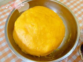 炒好的金沙奶黄馅。