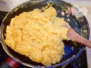 把面糊过筛到平底锅，开小火，用木铲不停搅拌，防止粘锅。翻炒至呈固体状即可。