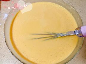 打好的蛋液倒入盆里，筛入低筋粉、玉米淀粉、奶粉。