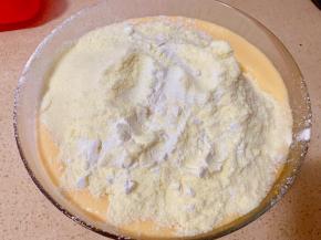 用蛋抽切拌至无干粉状态后，倒入玉米油拌匀。