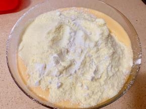 用蛋抽切拌至无干粉状态后，倒入玉米油拌匀。