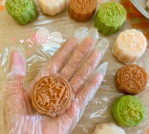 冰皮月饼的具体做法之前发过，请在食谱里找。