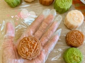 冰皮月饼的具体做法之前发过，请在食谱里找。