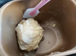 搅拌过程中，可以用刮刀稍微清理一下内胆壁，帮助混合。