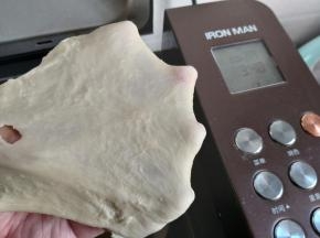当mix程序结束后，可以看一下面团的状态，面团可以扯出较厚的膜，能够感觉有点韧性了。