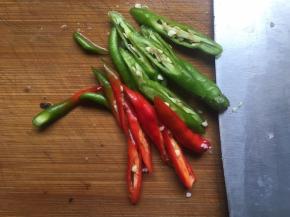 辣椒切斜刀块备用；